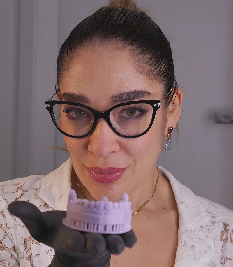 Dra. Luciana Gutierrez segurando um modelo dentário